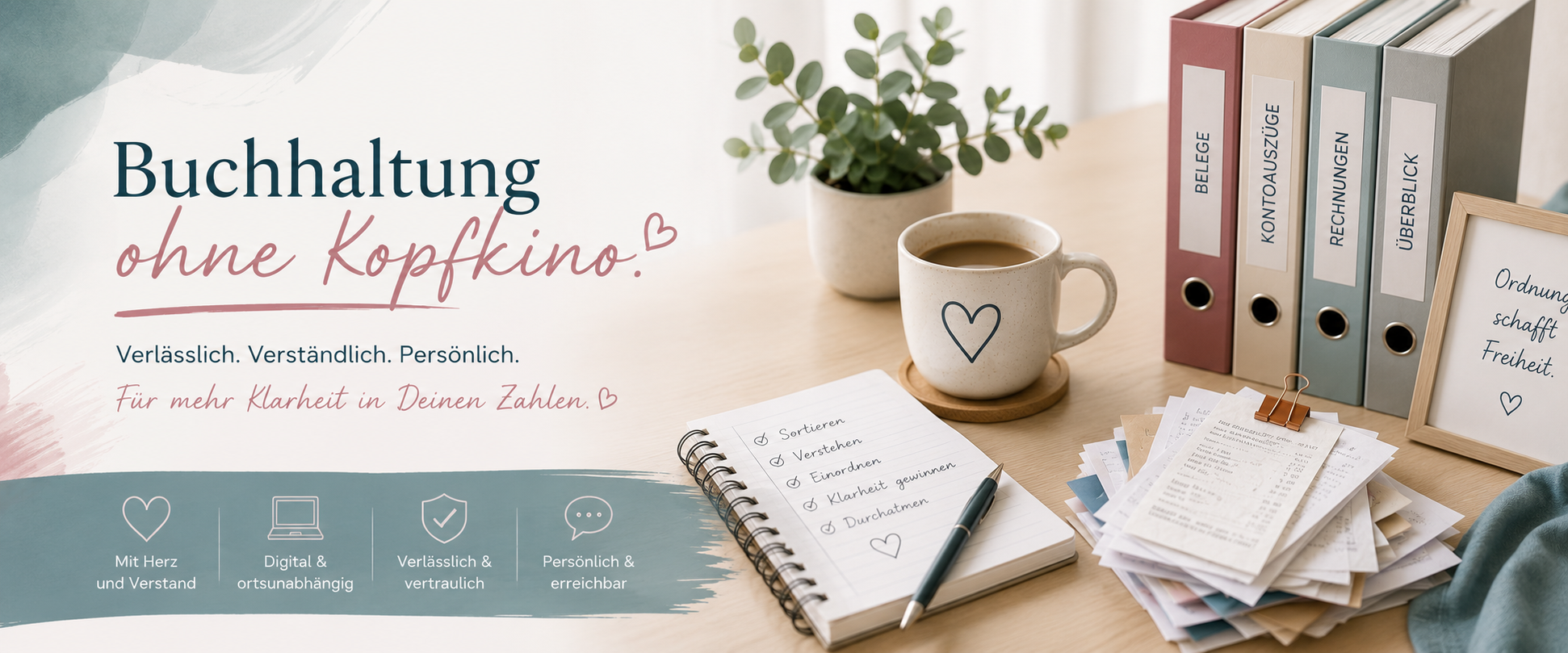 Schreibtisch mit Ordner und Kaffeetasse